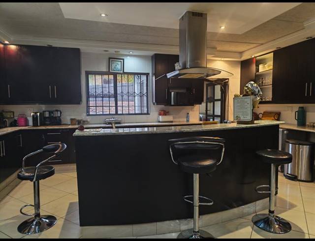 6 BEDROOM HOUSE FOR SALE IN GLENVISTA